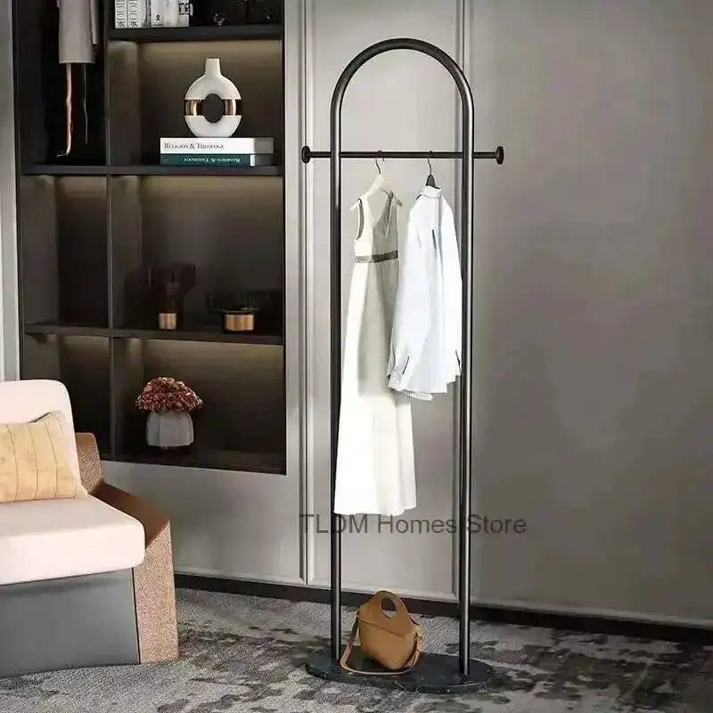 Nordischer Garderobenständer aus Schmiedemetall, Moderner Kleiderständer für Schlafzimmer, Einfacher Kleiderständer für Zuhause