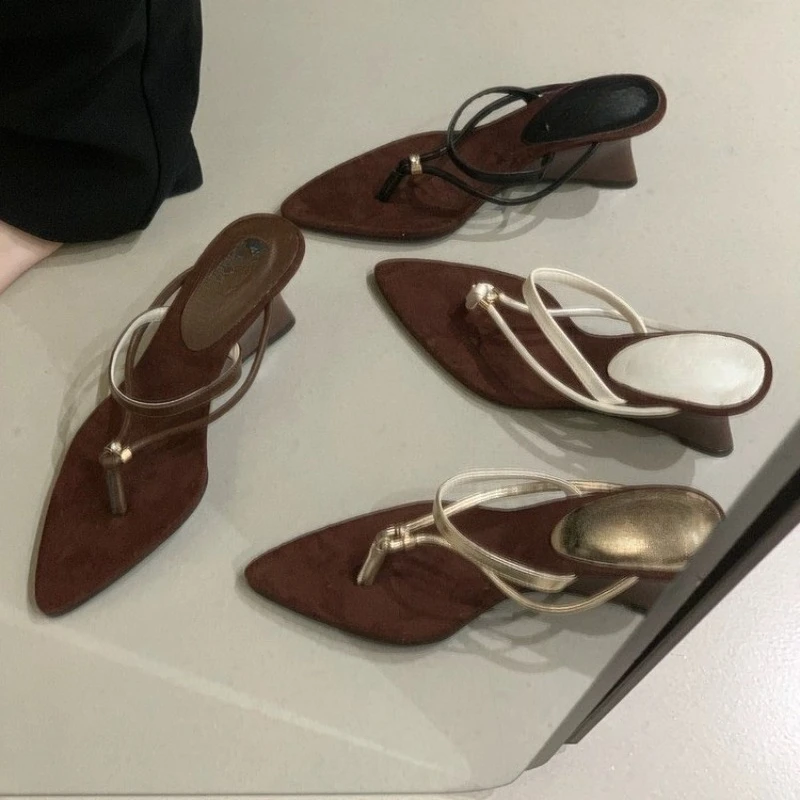 Keilabsatz-Sandalen mit spitzer Zehenpartie im französischen Stil für Damen – Sommer 2026 Nischen-Sandalen