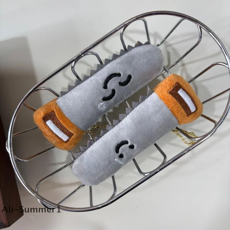 

【E】Saw Plush Toy Keychain Cartoon Tool Soft Stuffed Doll Pendant Car Key Ring Backpack Bag Decor Kid Gift