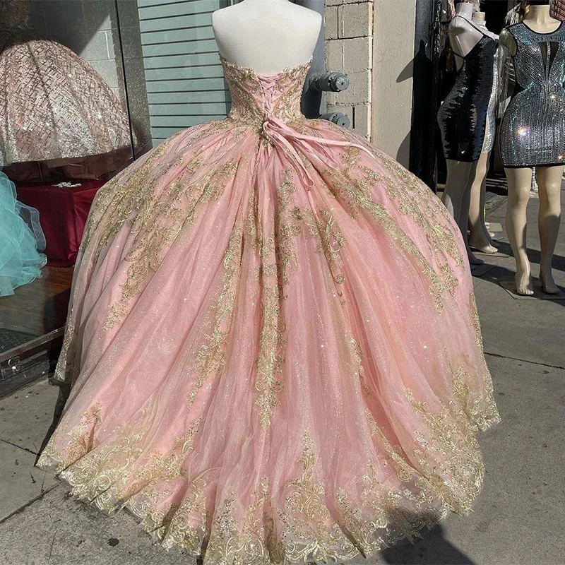 Robe de Quinceanera à volants gonflés avec haut à lacets, robe de Rhchérie, robe de princesse personnalisée, fard à joues Accent Gold