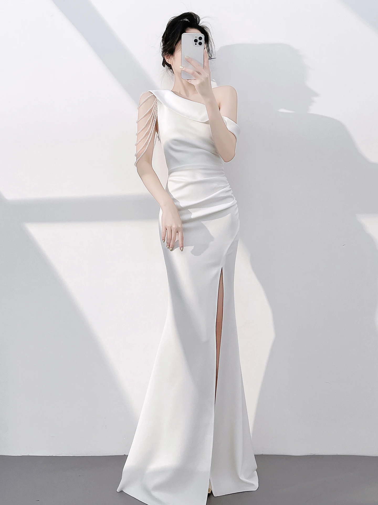 

Белое вечернее платье на одно плечо для женщин: идеальное для важных мероприятий, выступлений и показов мод. Новинка 2025 года – модная сенсация.