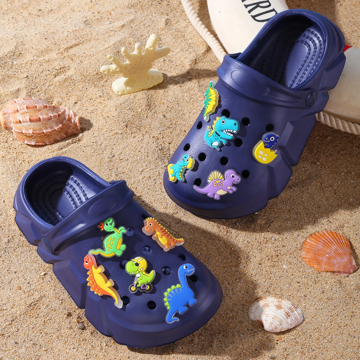 Atmungsaktive Freizeit-Clogs für Jungen mit leuchtender Cartoon-Dinosaurier-Dekoration, leichte Clogs für Dusche, Strand und Pool 3057 – Detail 8