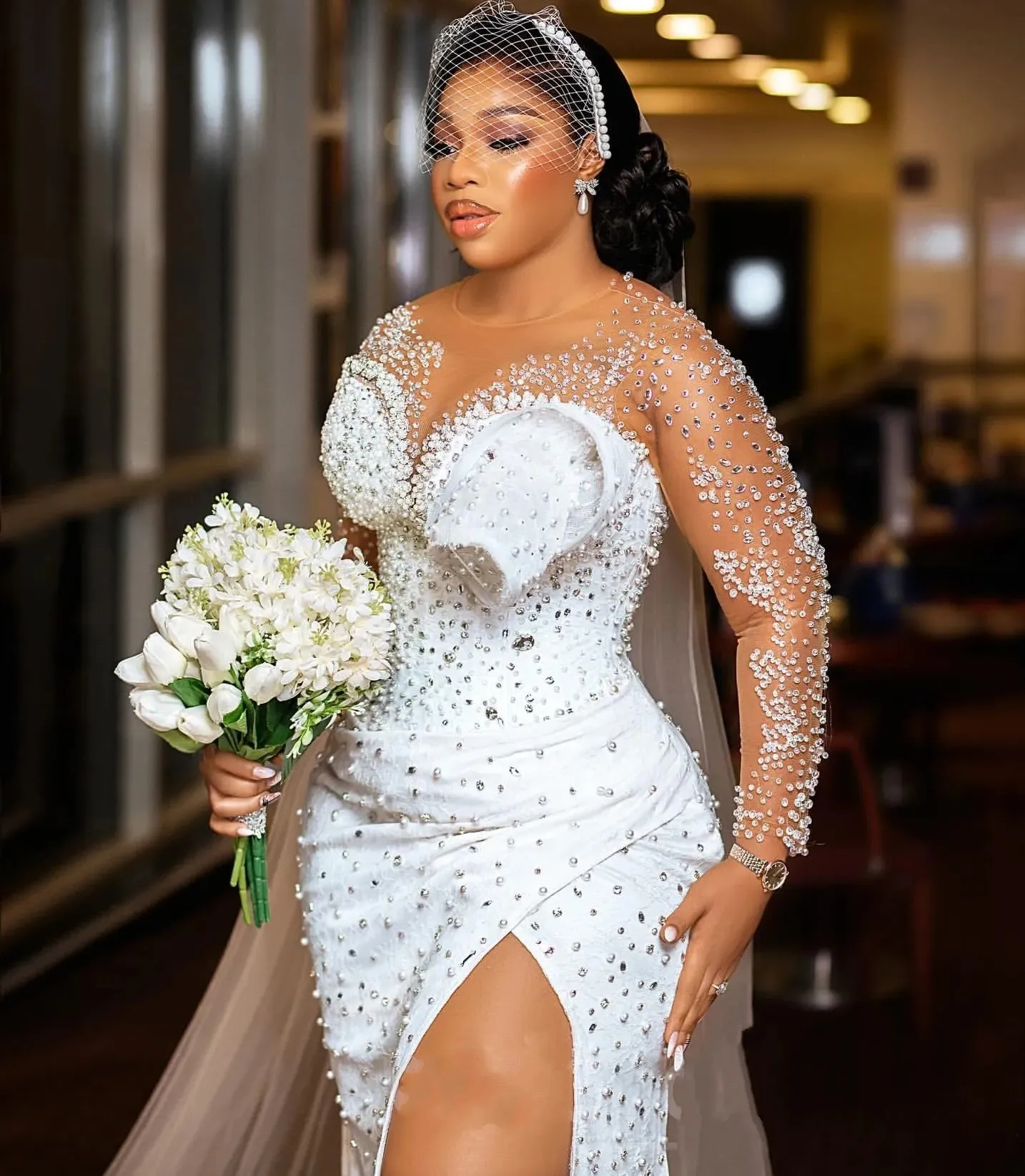 2025年豪華マーメイドウェディングドレス、シアーネック、スリーブ、パール、クリスタル、ハイ スリット、ブライダルガウン、マリアージュ、ベスティドス・デ・ノイバ