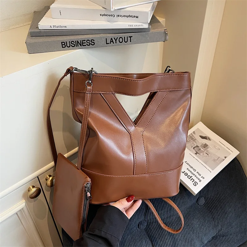 

2025 Autumn New Temperament Versatile Commuter Shoulder Messenger Bag French Retro Classic Soft Leather Bucket Bag Women