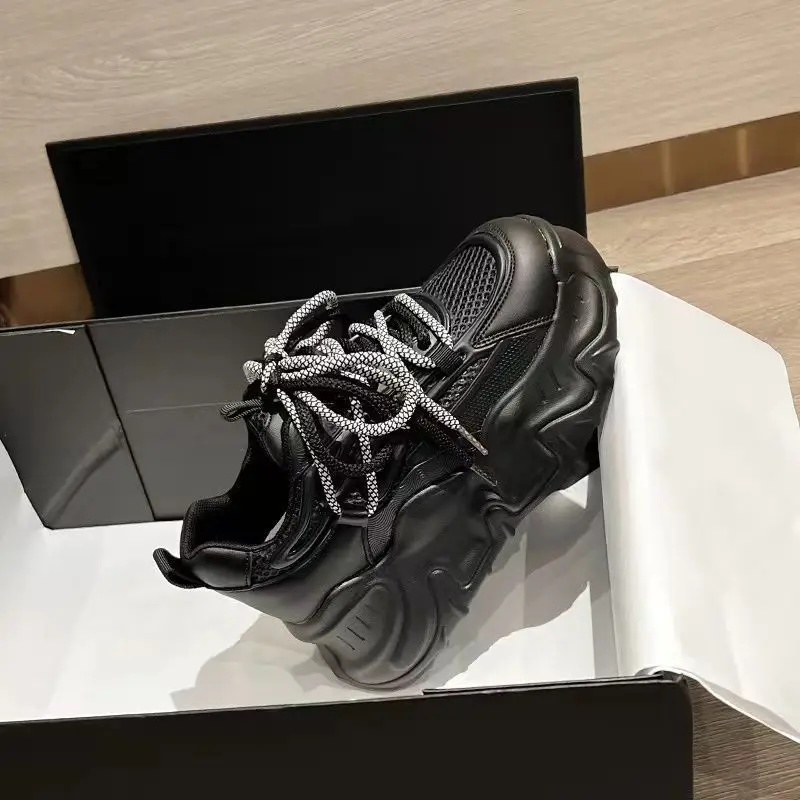 أحذية رياضية نسائية شبكية خفيفة الوزن لصيف 2025 أحذية رياضية كورية قابلة للتنفس للنساء أحذية برباط على الموضة