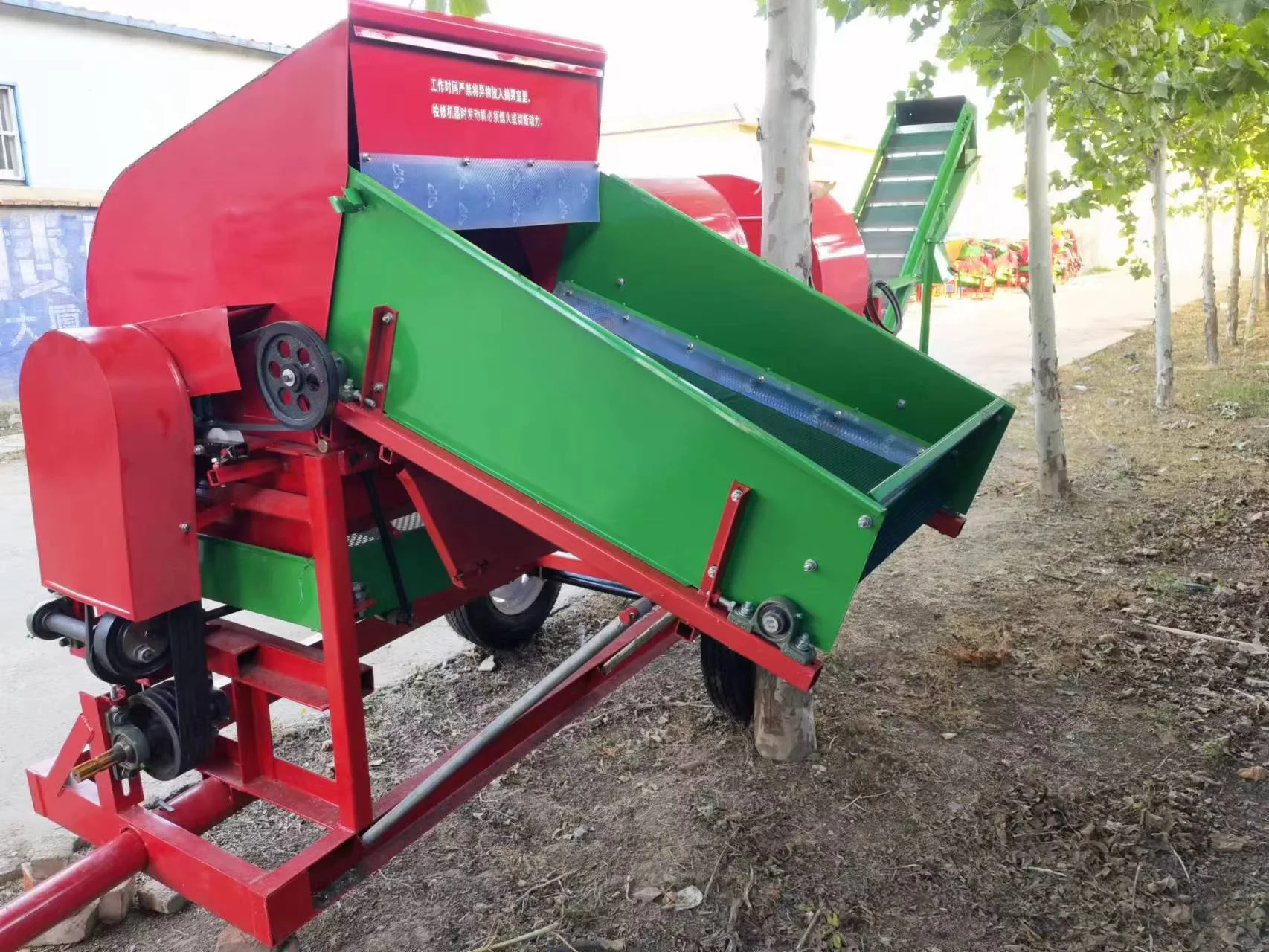 Agricultural Automatic Peanut Harvester Groundnut Picker Machine