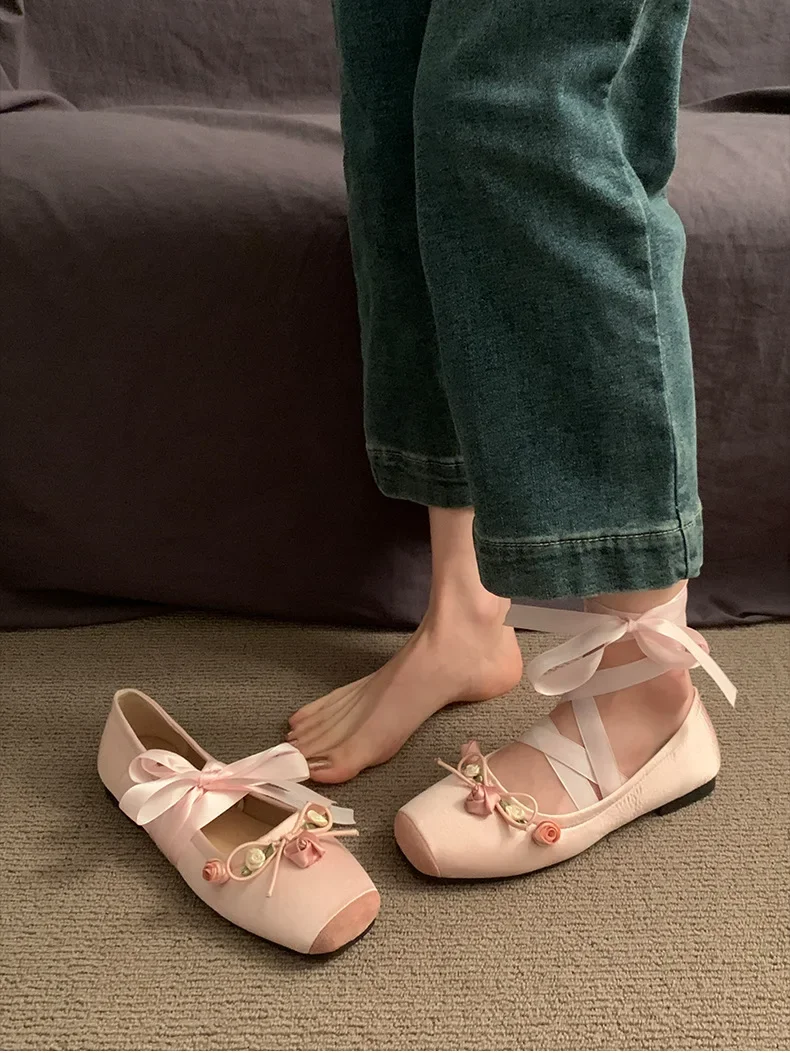 Designer-Kreuzriemen-Damenschuhe im Mary-Jane-Stil, modische Schuhe mit eckiger Zehenpartie und Schleifenverzierung, bequeme Damen-Ballerinas. – Detail 13