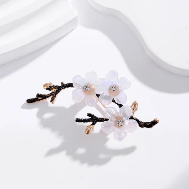 High-end temperament white plum blossom brooch ladies light luxury pins plant antique floral accessories jewelry gifts