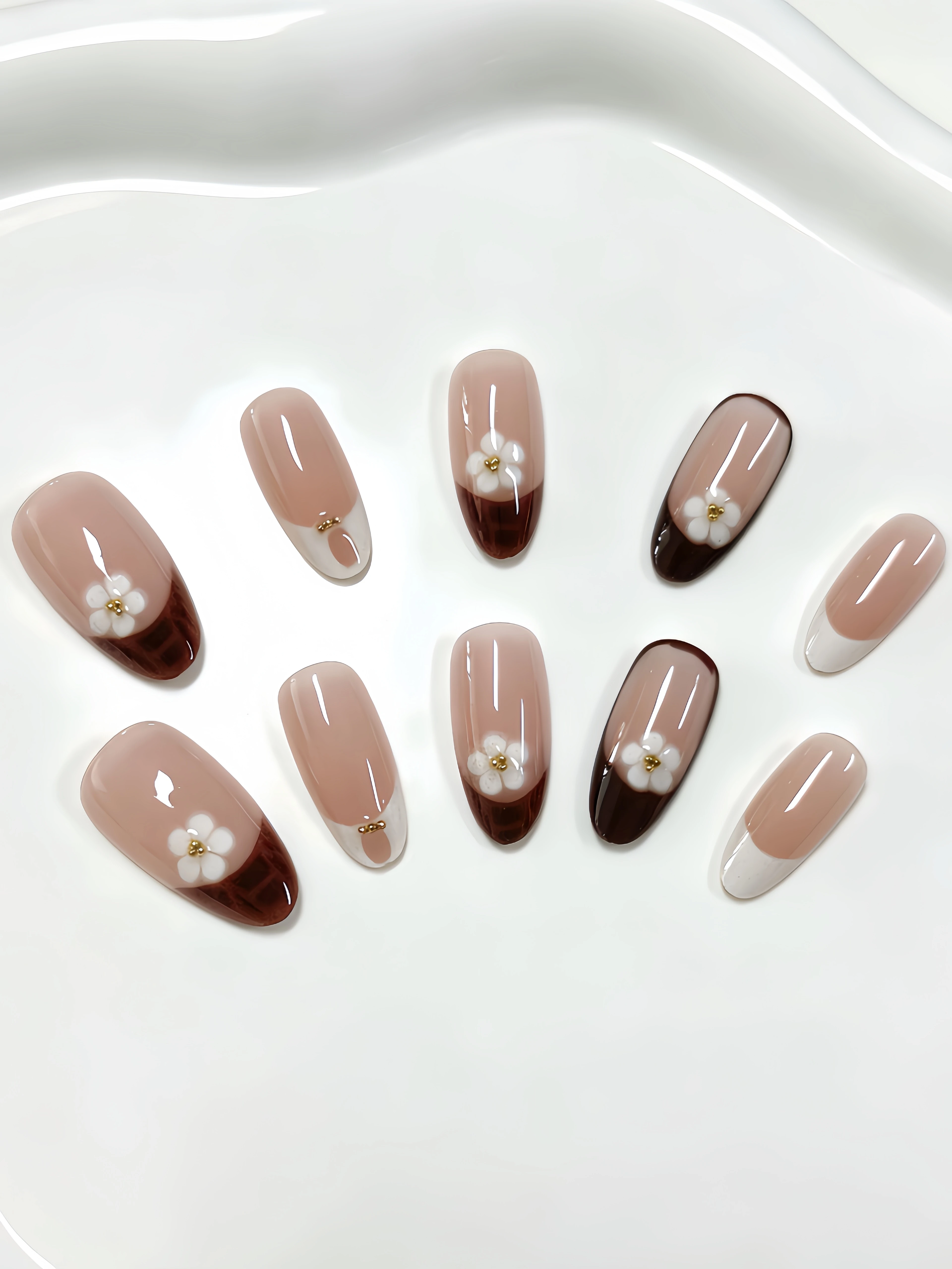 10 Short Almond-Shaped Nails in Nude Apricot Brown, with a Leopard Print in Pastel White and Brown, French-Style White Outline, and Small Gold Bead Flowers, Simple Ins-Style Nail Stickers, Suitable for Students, Office Workers, Gentle and Intellectual Ladies, and Mature Women, for Daily Outings and Office Work, Fake Nails for All Seasons, Versatile for Dating, Photo Shoots, Bridesmaid Looks, and Understated Styles, Includes a Jelly Glue and a Nail File