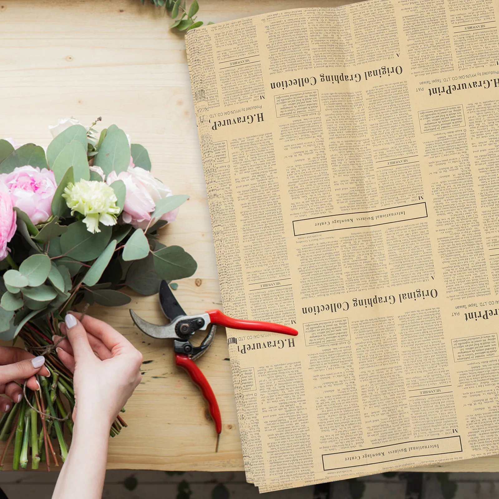 

40Pcs English Newspaper Flower Wrappers Retro Paper Wrapping for Birthday Wedding Baby Shower Bouquet Packing Gift Wrappers