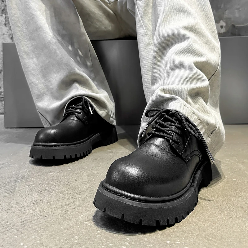 

Классические черные мужские кожаные туфли. Минималистичный дизайн. Стиль бизнеса и работы. Высококачественная универсальная обувь для взрослых.