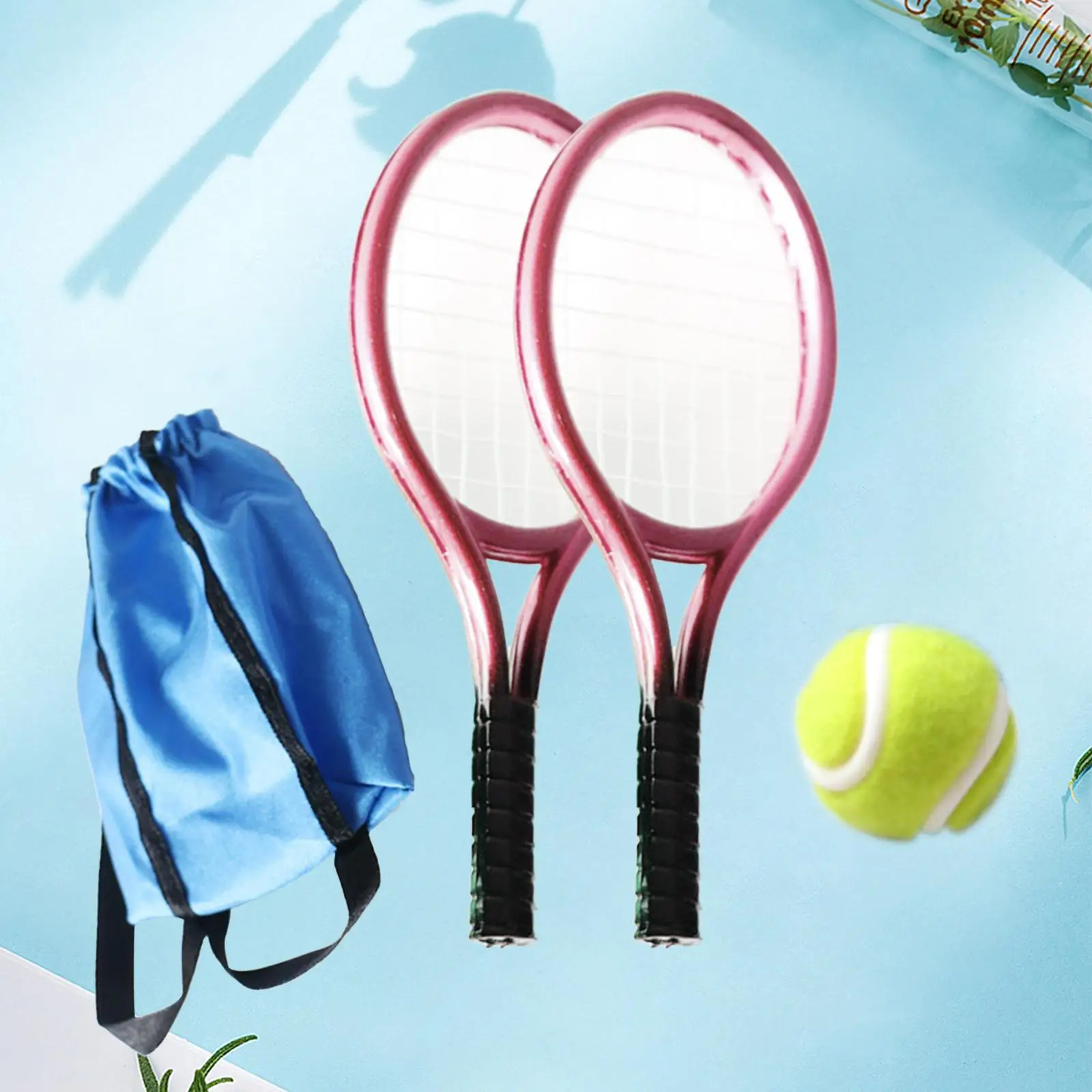 Miniaturowy zestaw tenisowy do domku dla lalek, rakietka i piłka, akcesoria do zabawy dla małych lalek, realistyczny wystrój sportowy.