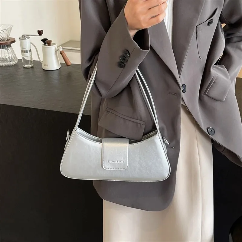 Borsa a tracolla di lusso di moda donna 2024 nuova borsa semplice in pelle PU tinta unita Lady Casual Vintage nero bianco borse ascellari