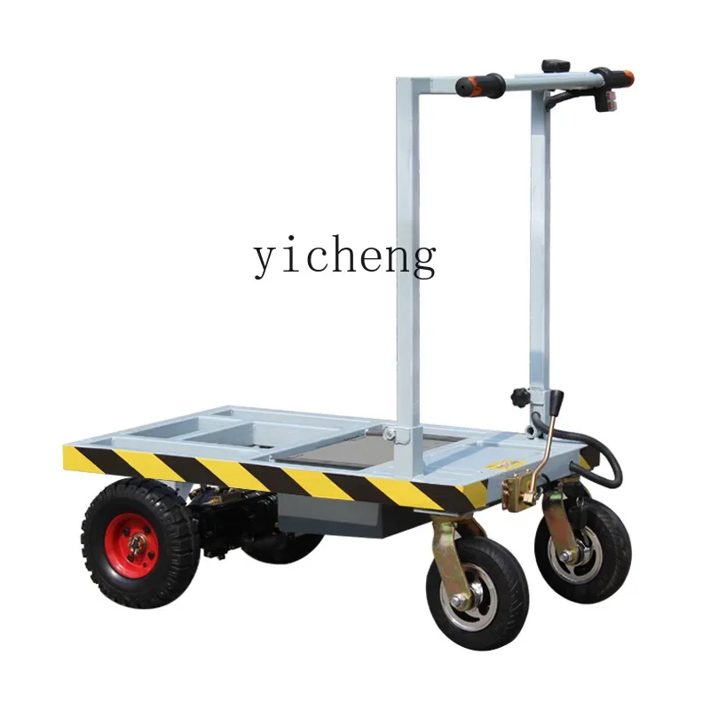 Il camion elettrico a pianale A1 tira il camion da cantiere a quattro ruote con piastrelle in ceramica nel carrello di vetro dell'ascensore