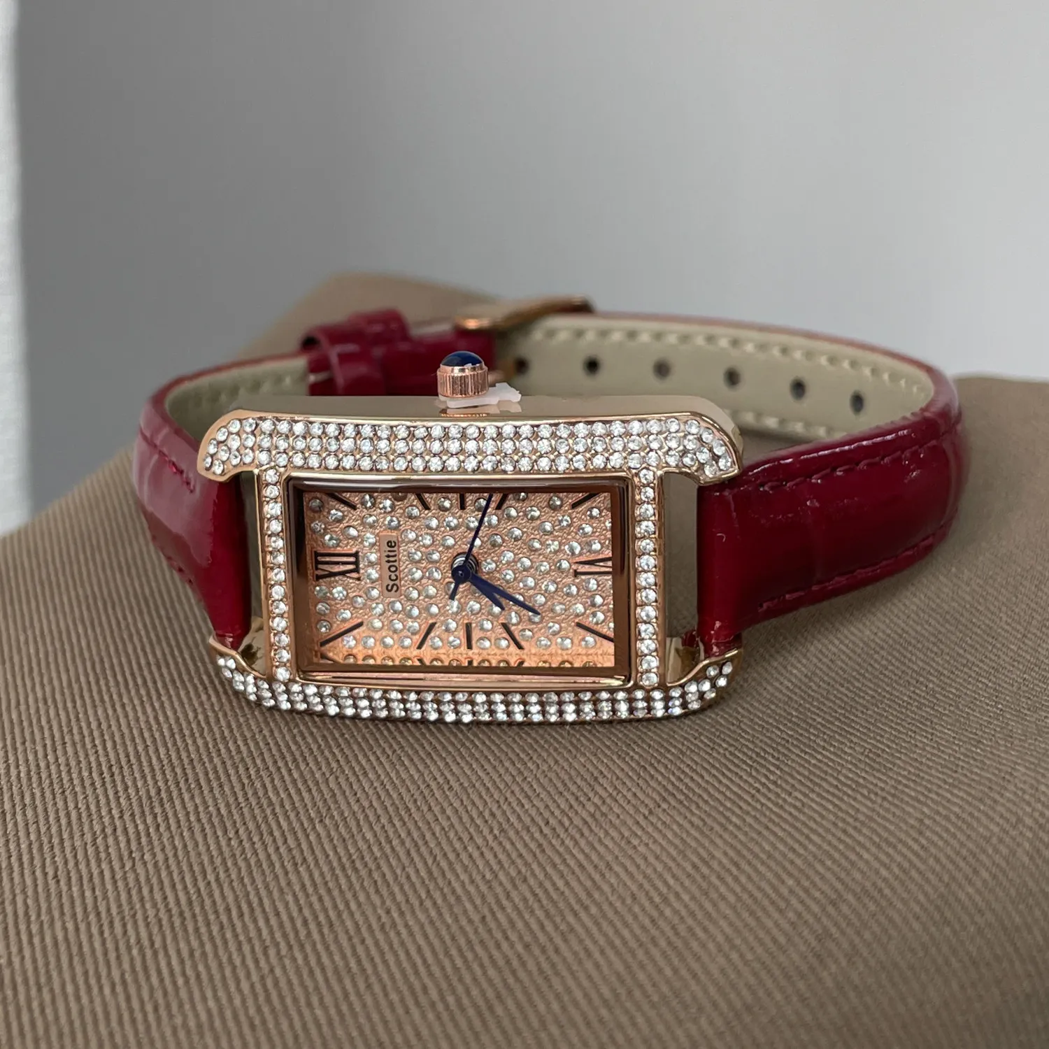 Nieuw damesmerkhorloge, nieuw model 2022, elegant en stijlvol polshorloge met een mooi ontwerp, modieus quartz horloge.