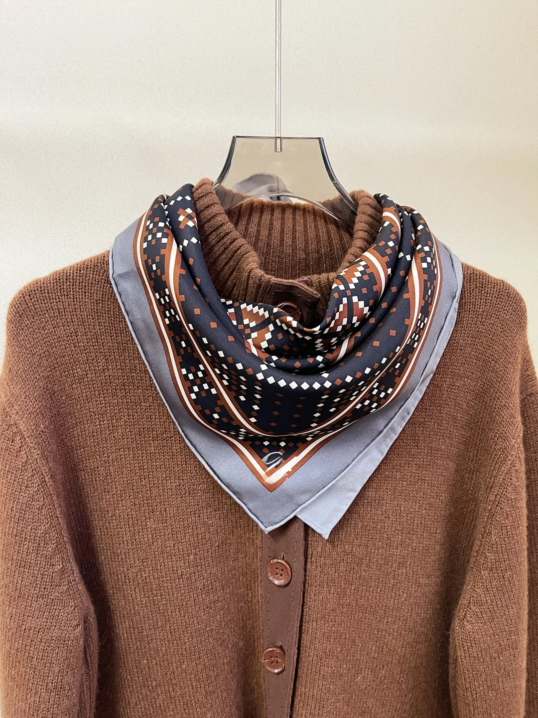 double-sided-silk-scarf-62cm-silk-women's-scarf-6-momme-twill-pattern-versatile-faion-accory-for-all-seasons