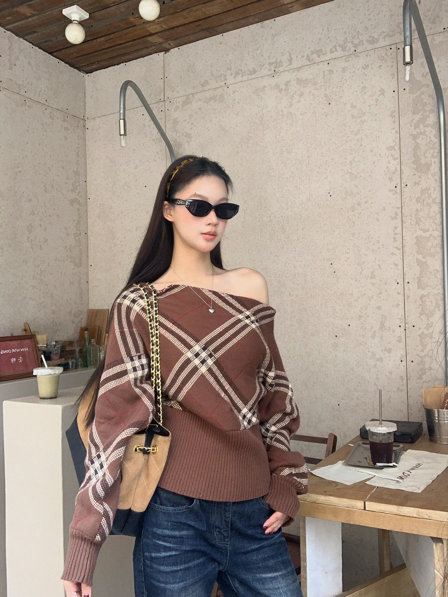 

Весенний женский вязаный свитер с открытыми плечами, в клетку, кофейного цвета, премиум-класса, комфортный, прямого кроя