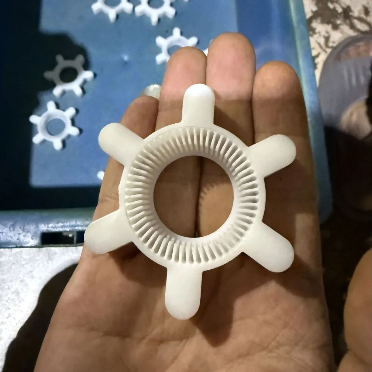 فتاحة أغطية زجاجات مبتكرة، أداة وألعاب مطبخ منزلية، تتميز بتصميم دوار لفتح زجاجات كوكا كولا