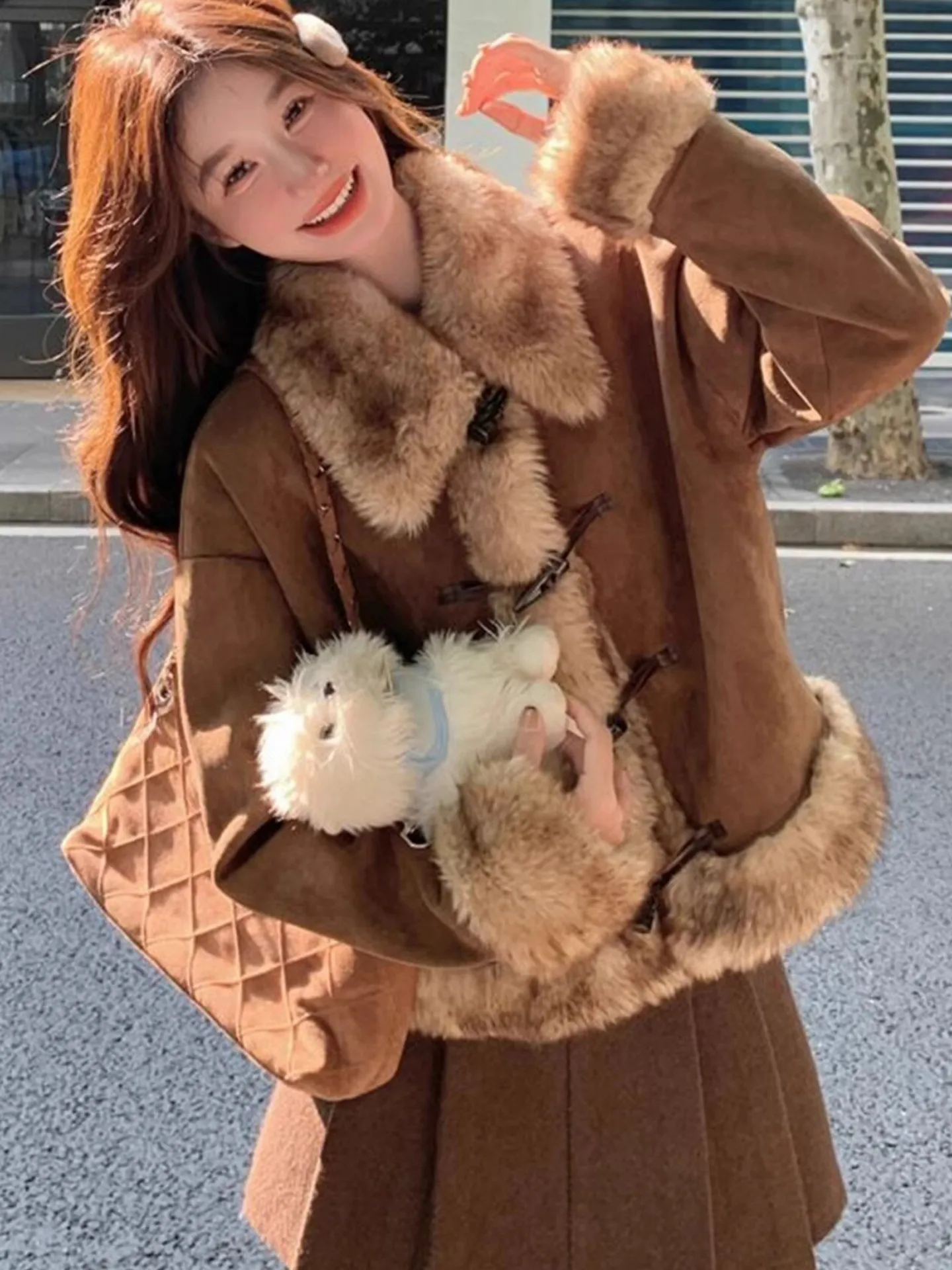 เสื้อโค้ทหนังกลับผู้หญิง รุ่น Thiened สำหรับฤดูใบไม้ร่วงและฤดูหนาว แฟชั่นไซส์เล็ก ให้ความรู้สึกหรูหรา ตกแต่งด้วยผ้าขนสัตว์ ปิดด้วยกระดุม