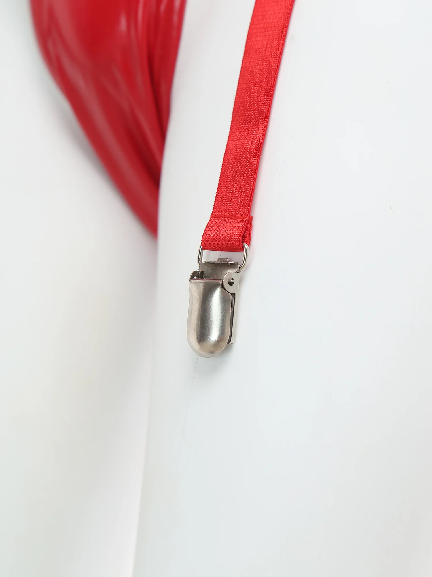 

Женское боди из блестящей искусственной кожи с вырезами и мокрым эффектом, с рукавами-крылышками, ажурным купальником на косточках с рюшами по подолу и зажимами на бретелях