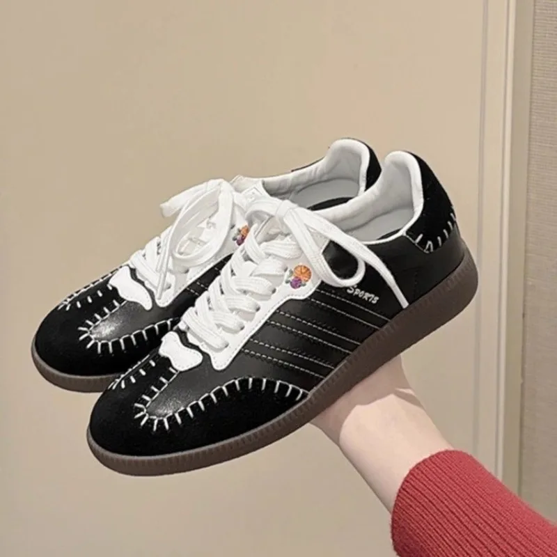 

Повседневная обувь с вышивкой в стиле ретро, новинка весны, спортивная обувь на плоской подошве с круглым носком и глубоким вырезом, на шнуровке спереди
