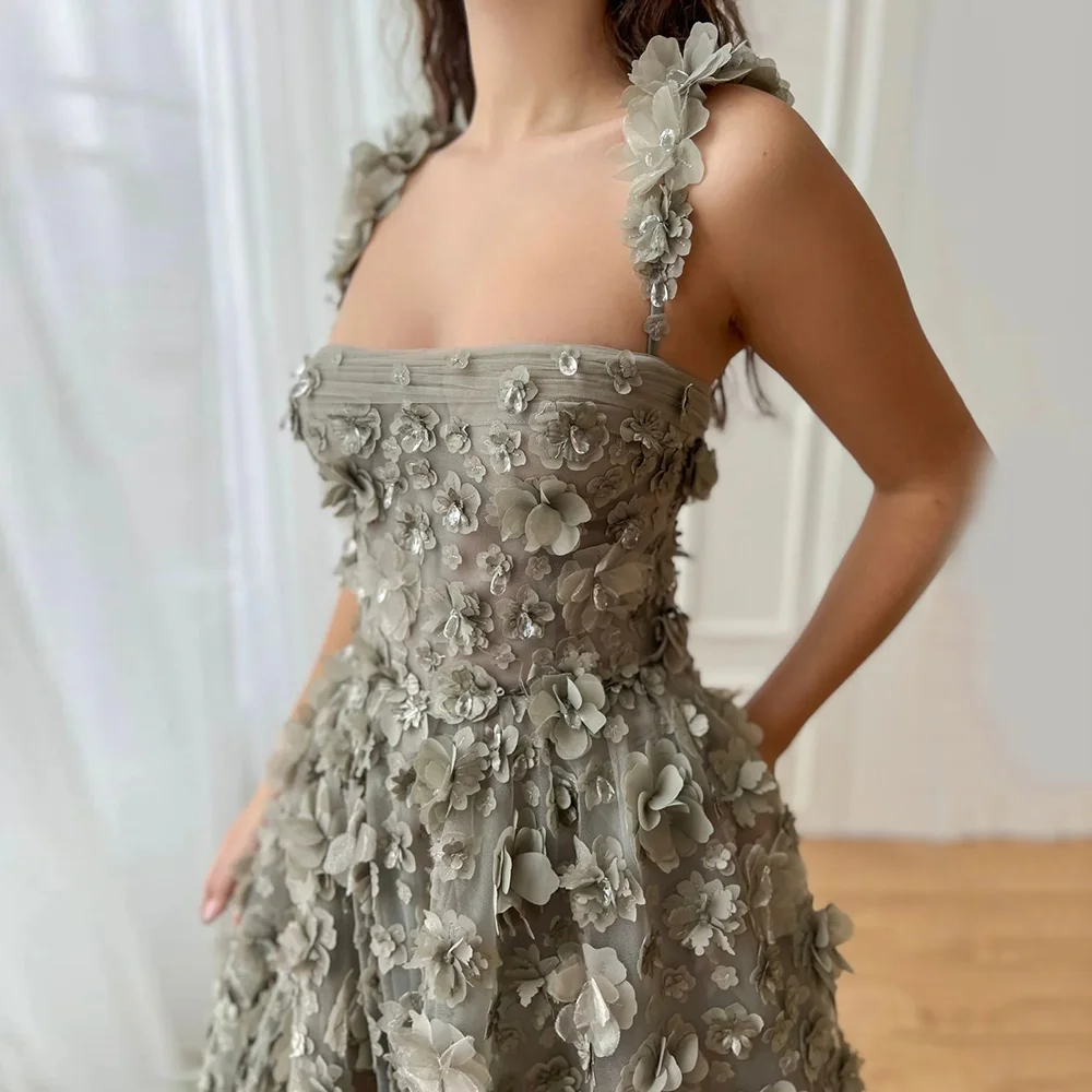 Maßgeschneiderte Abendkleider in A-Linie mit quadratischem Kragen, Spaghettiträger, seitlicher hoher Schlitz, 3D-Blumen, Spitzenapplikationen, langes Abschlussball-Partykleid