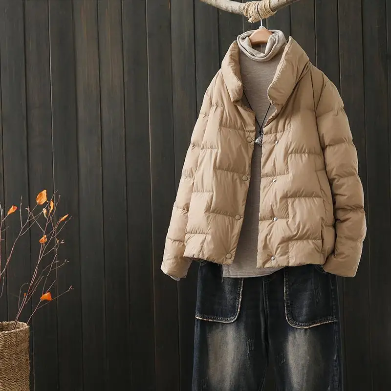 

Новый простой легкий женский пуховик с воротником-стойкой, короткий стиль со свободным лестничным узором, утягивающий белый утиный пух