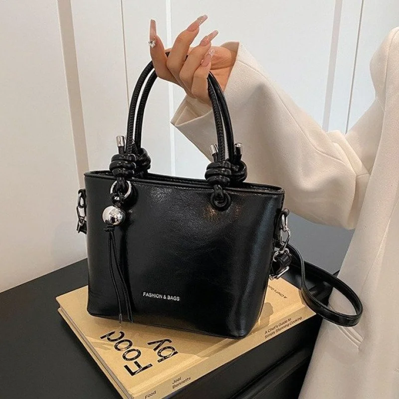 Luxe designer geïnspireerde crossbodytas met monogrampatroon en leren bekleding voor iconische fashion statement