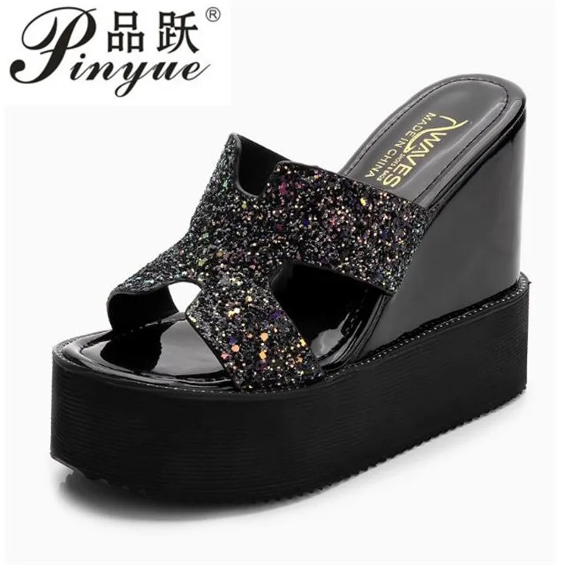 

Женские популярные босоножки на танкетке в европейском и американском стиле на толстой подошве для женщин, классические тапочки на платформе, уличные черные размеры 31-40