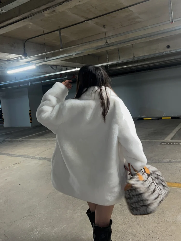 플러피 라펠 칼라 오버사이즈 여성 인조 모피 코트 패션 솔리드 풀 슬리브 루즈 숏 재킷 2025 신상 겨울 하이 스트리트웨어