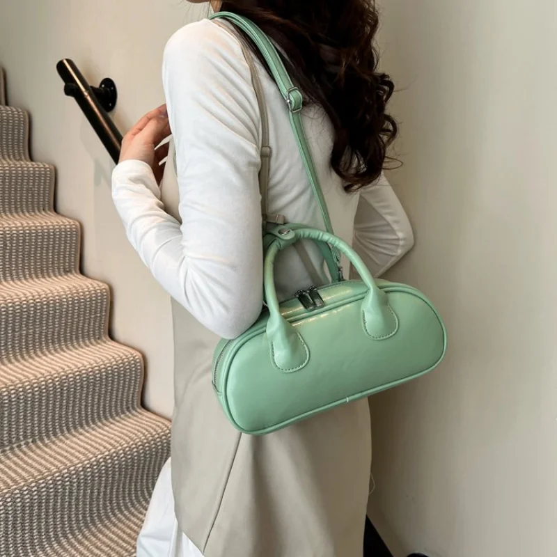 

Стильная женская сумка-мессенджер из кожи премиум-класса из люксового бренда, известная дизайнерская классика