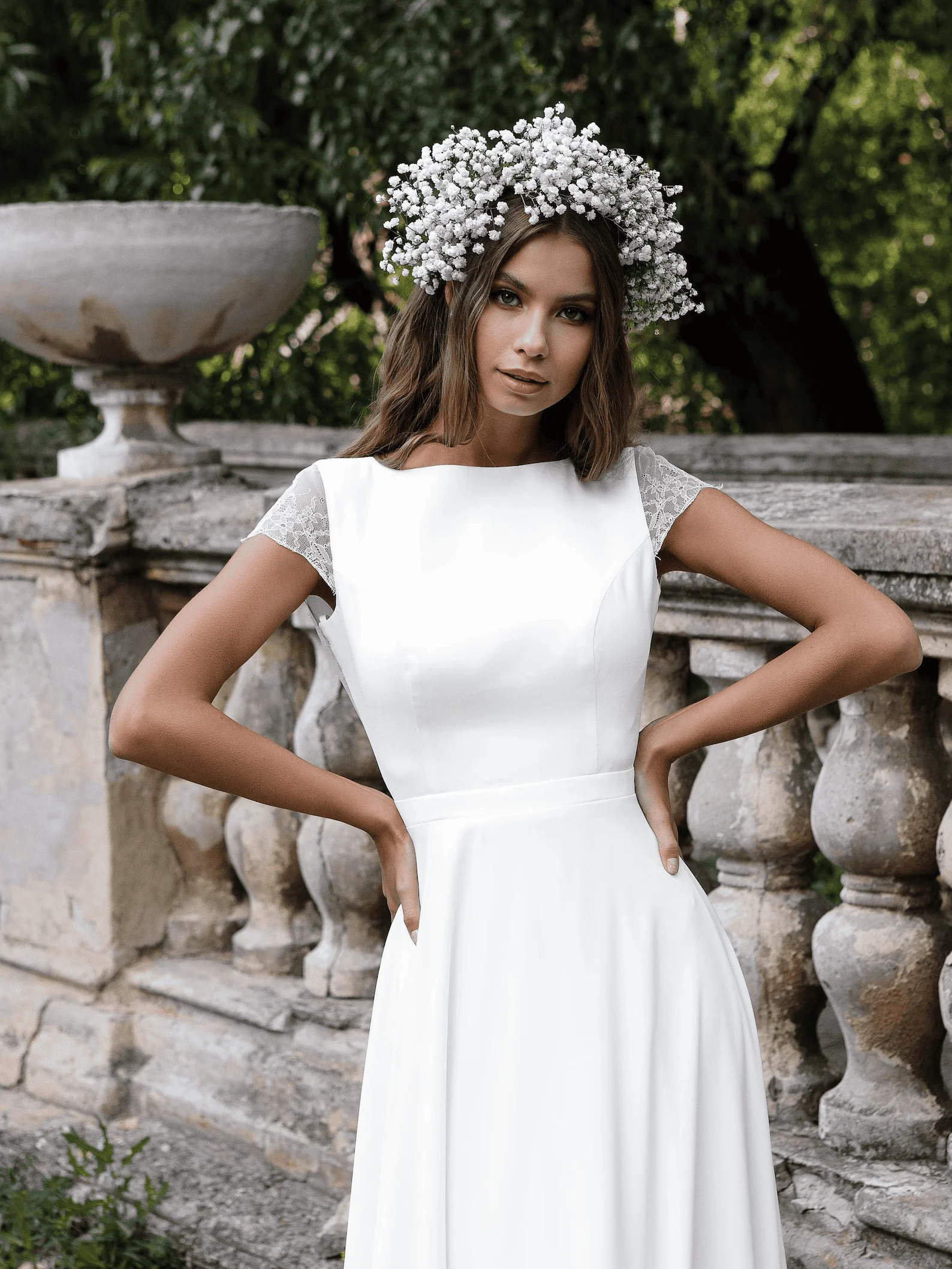 

Customized 2025 latest elegant and simple women's wedding dress satin short sleeved backless button design