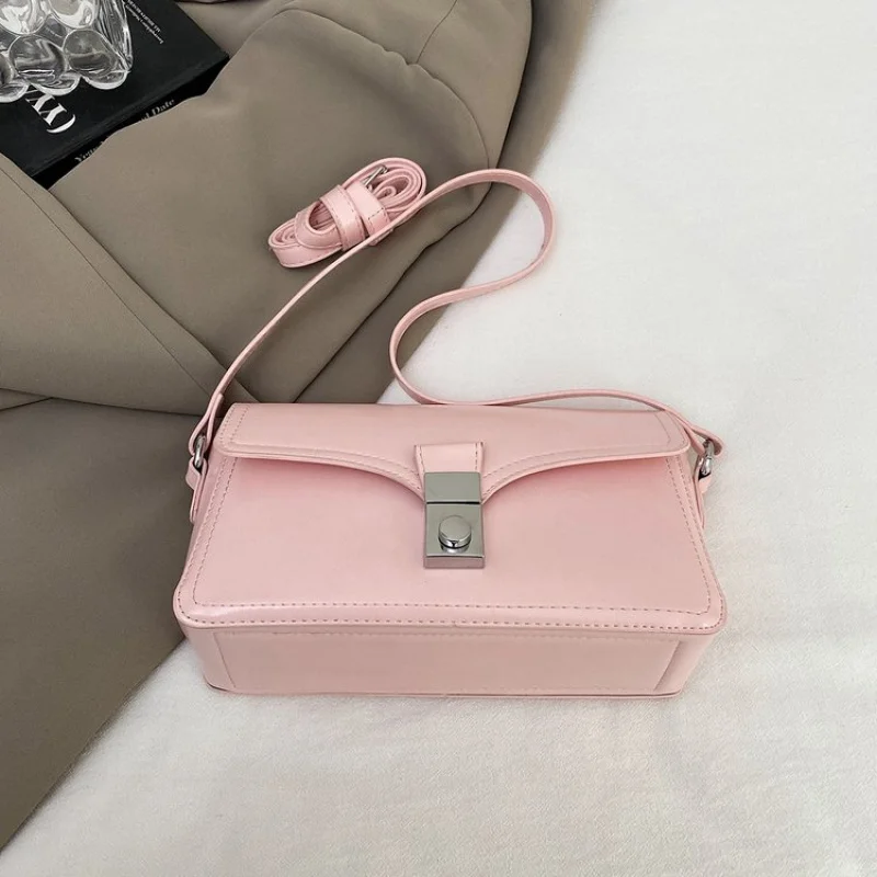 

Просторная женская ночная сумка из прочной кожи для коротких поездок в элегантном стиле