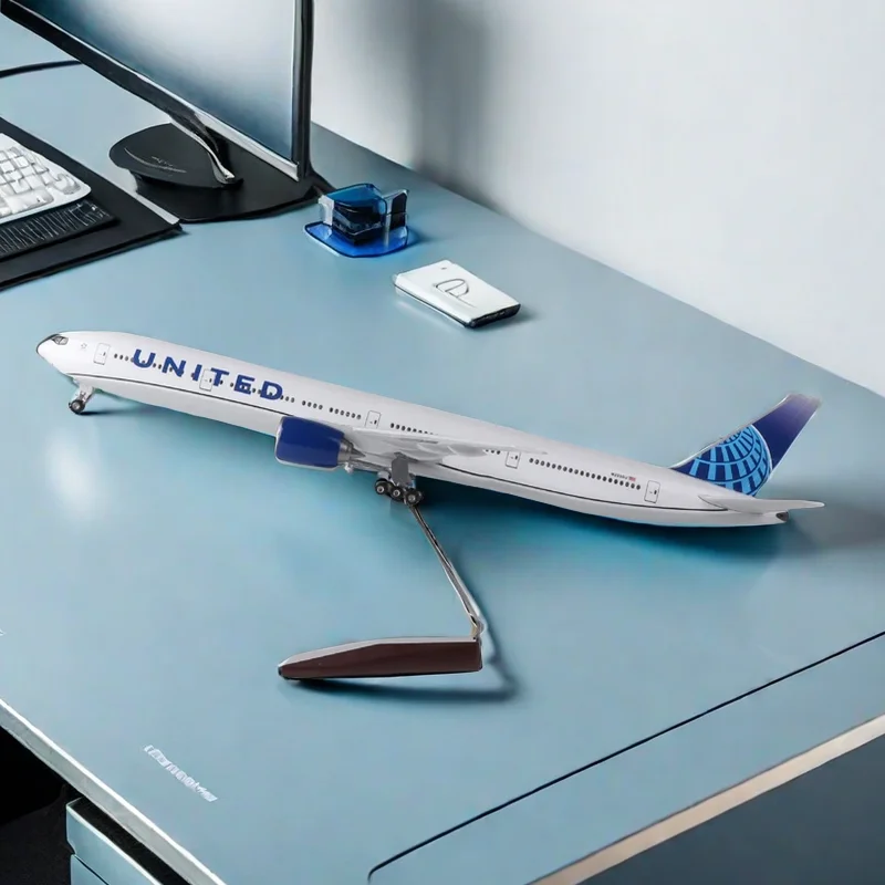 47CM 1/157 Scale 777 B777 Aircraft UNITED Airlines Model W Light and Wheel Landing Gear Plastic Resin Plane Toy F Collection