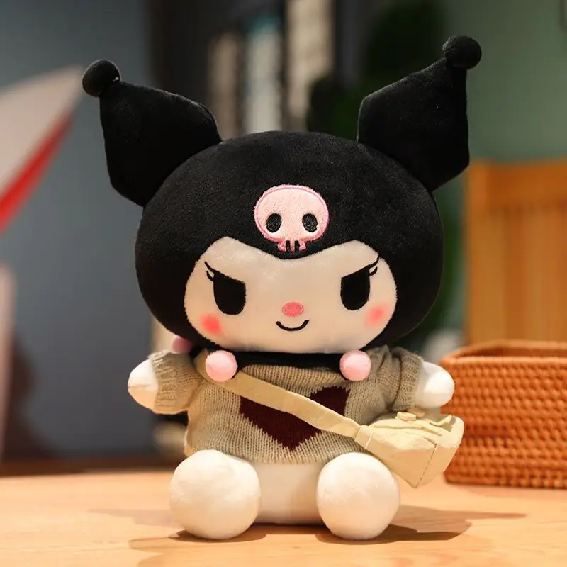 Лицензионная плюшевая кукла Sanrio Kuromi: милая мягкая игрушка-сквиш с мультяшным дизайном, в свитере, с сумкой через плечо и кружевным цветочным платьем – идеальный подарок на день рождения