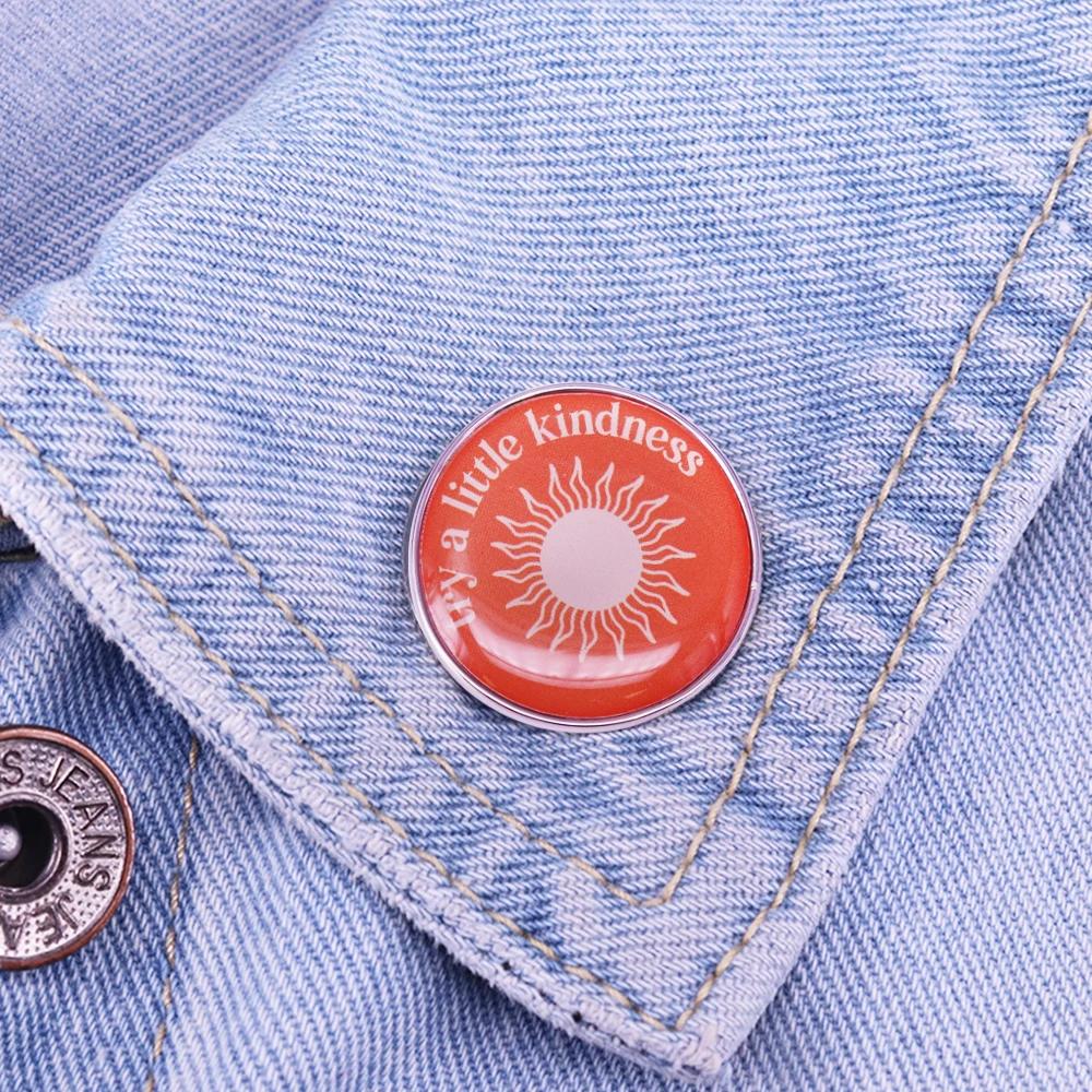 Wypróbuj małą życzliwość Losowy aktor natury słońce ciepła Pomocna emaliowana szpilka
