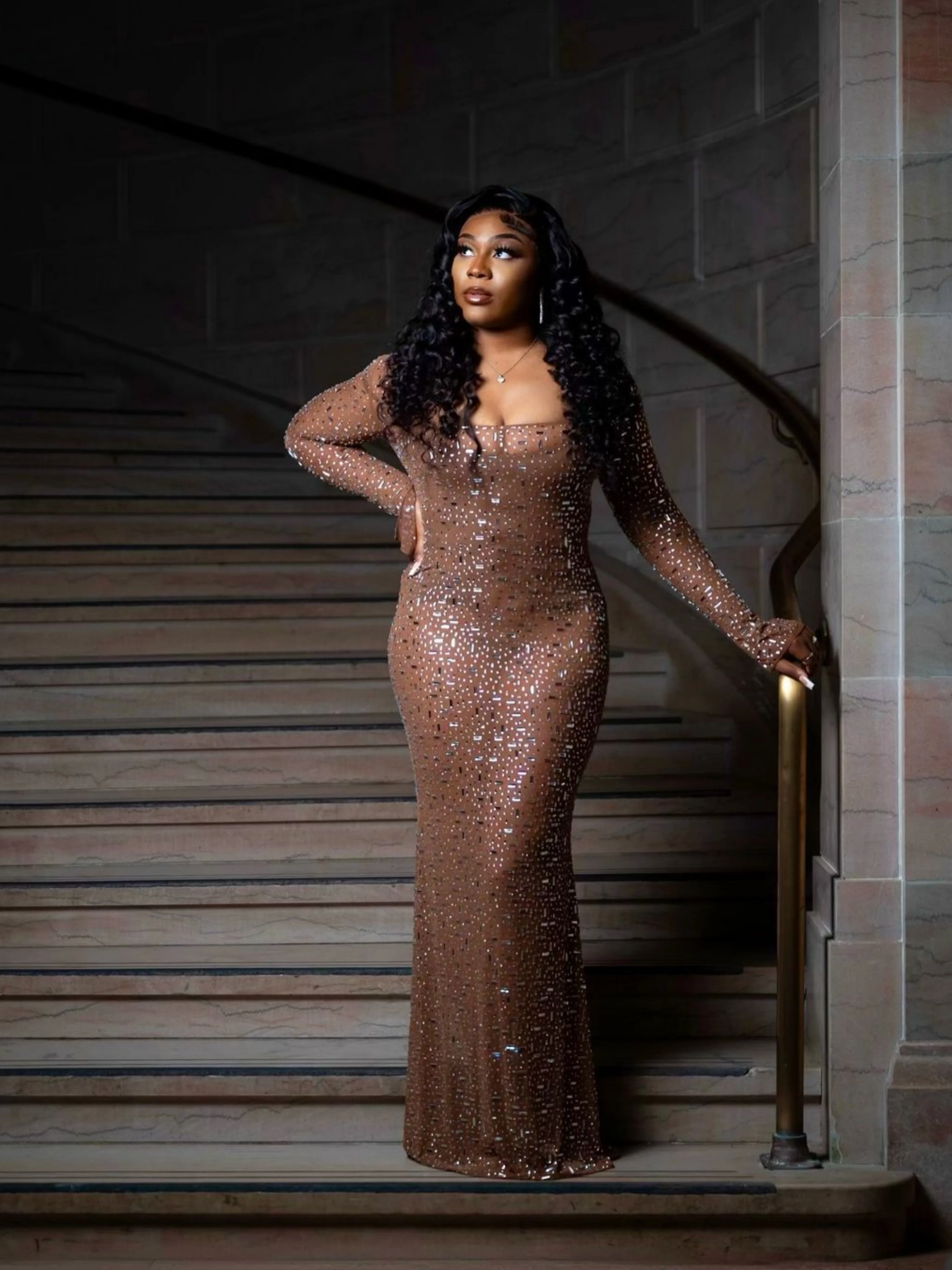 

Женское коричневое блестящее платье-макси с длинными рукавами, облегающее, с прозрачными вставками и стразами, роскошное, нарядное, для вечеринок, коктейлей, свадеб и торжественных мероприятий.