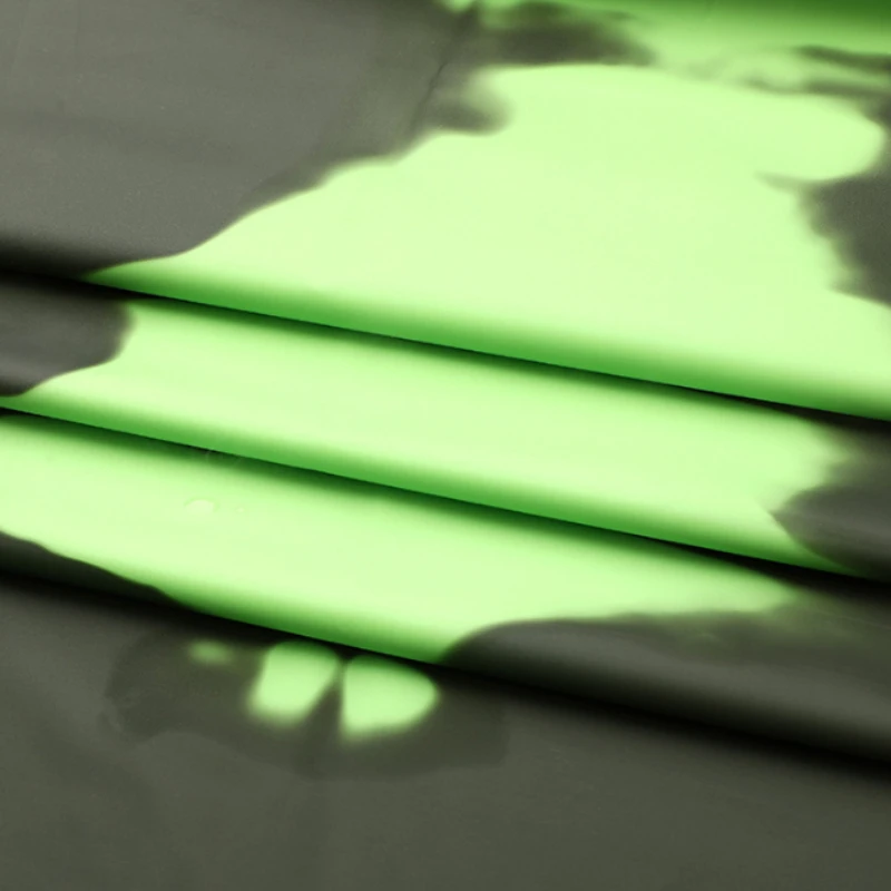 

1 метр водонепроницаемой термоткани с технологией изменения цвета при прикосновении для самостоятельного пошива пуховиков