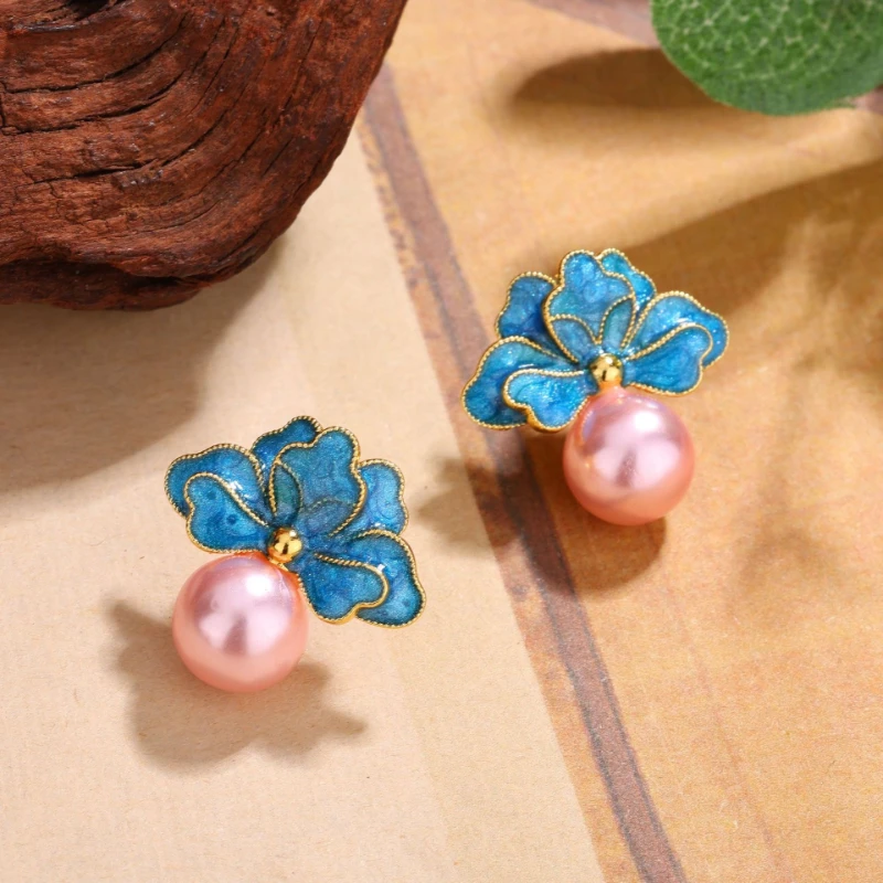 

Flower Shaped Classical Women's Earrings Retro Accessories