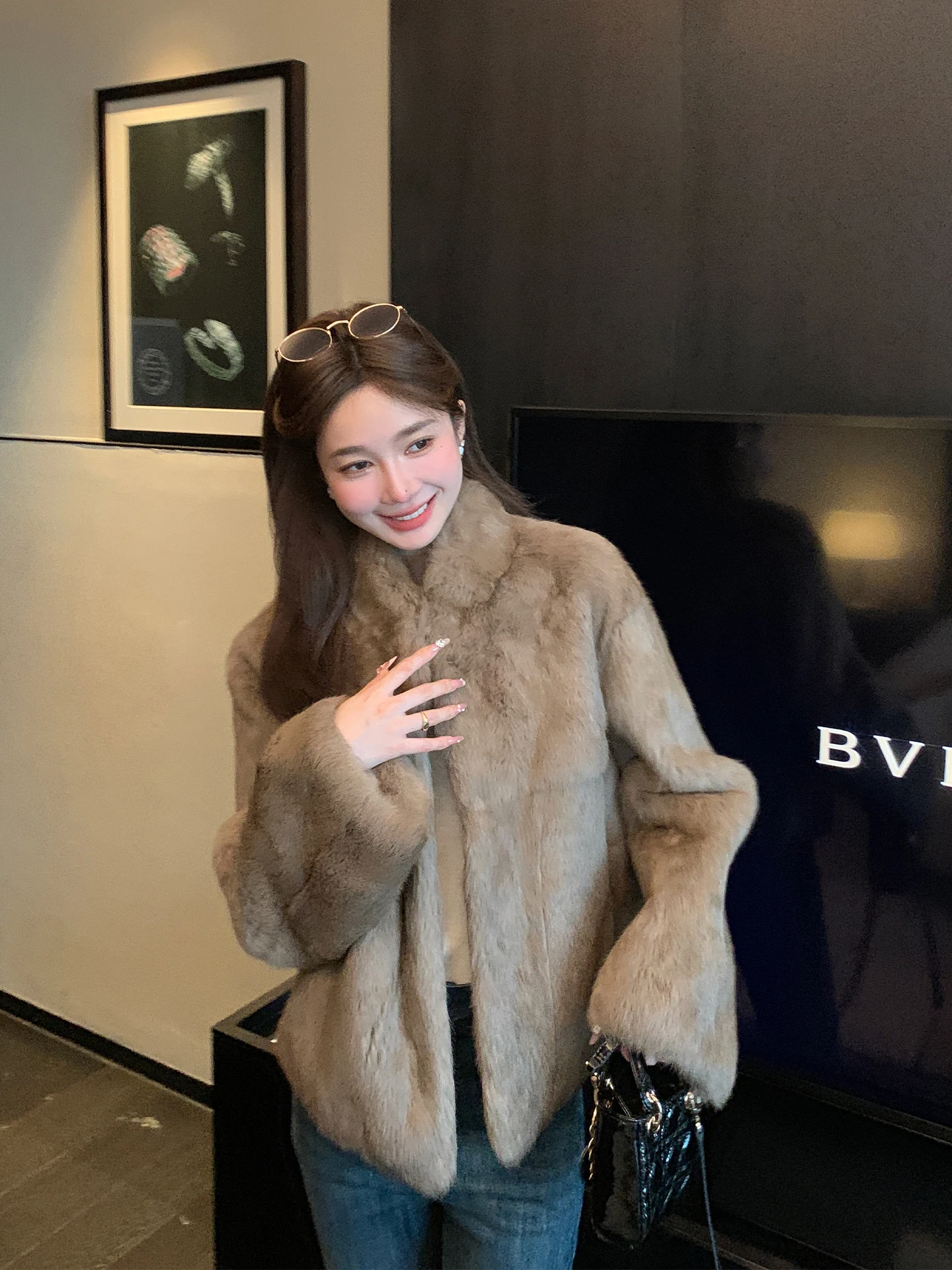 

Пальто из кроличьего меха DaiFei Rabbit 2025: Новая молодежная версия, приталенный крой, воротник-стойка, для женщин, комфортное и теплое, осень-зима