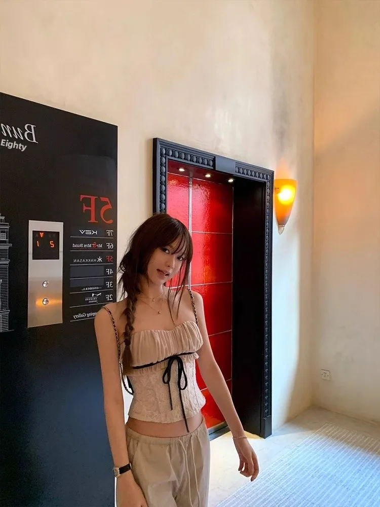 توب نسائي قصير بتصميم عقدة الفراشة الرومانسية، بحواف دانتيل ملونة، يبرز الخصر، مناسب للعمل، أنيق بلون واحد