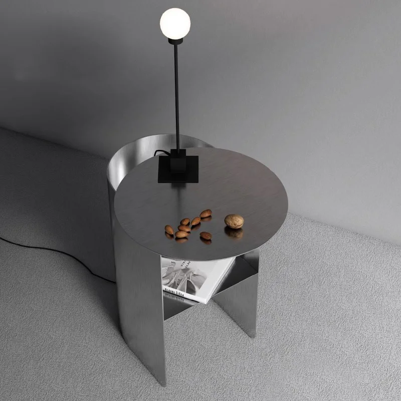 أريكة بسيطة حديثة من الفولاذ المقاوم للصدأ، جانب صغير، عدد قليل من زاوية تخزين بجانب السرير لغرفة المعيشة، وعدد قليل من الرفوف