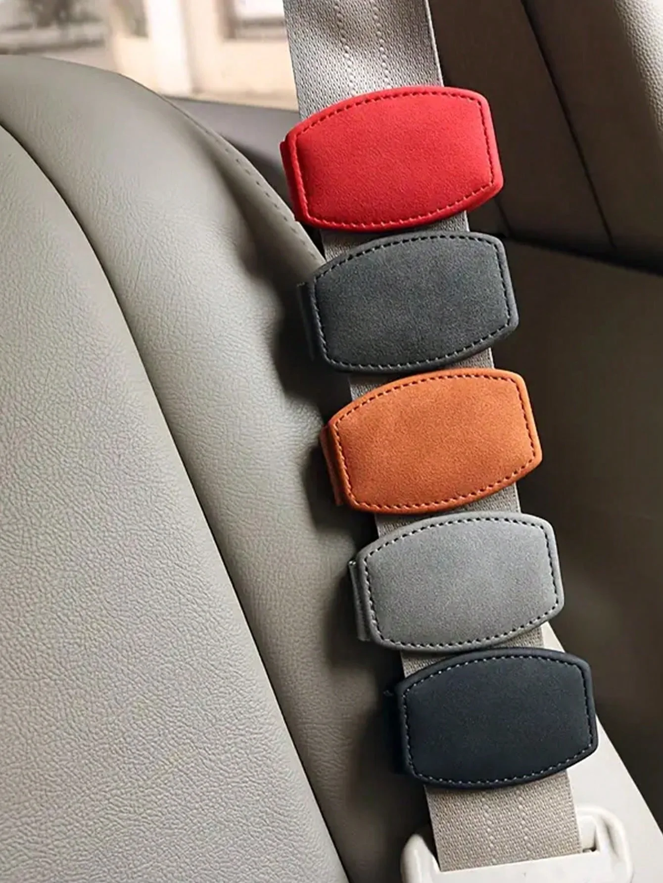 أداة ضبط حزام الأمان المغناطيسية - نسيج الكانتارا الناعم، تصميم غير قابل للانزلاق، حامل مغناطيسي قوي - يقلل من الضغط، ويعزز الراحة،