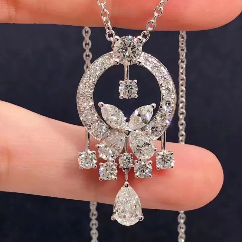 

High Quality V-gold Butterfly Garden Necklace with Feminine Temperament, Exquisite Luxury, Fashionable Collarbone Chain
