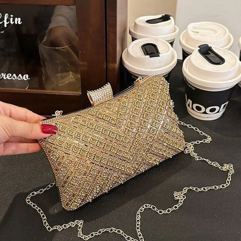 Luksusowa damska torba typu tote wykonana z matowej skóry, inspirowana słynnymi projektantami i emanująca stylizacją codzienną w stylu paryjskim. ​