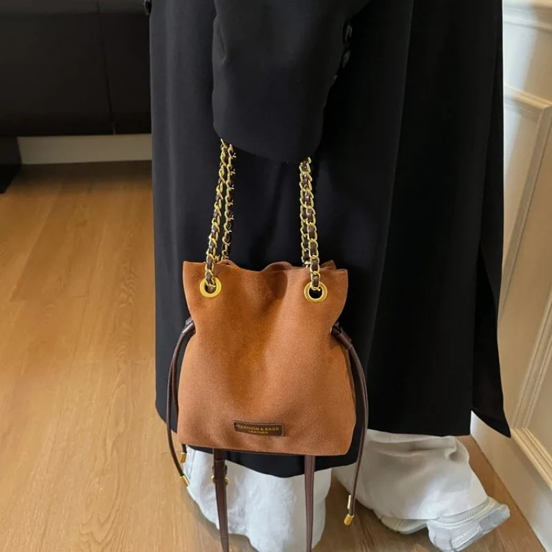 High-End Women Shoulder Bag With Trendy Design Details And Spacious Interior Suitable For Office Outfits​