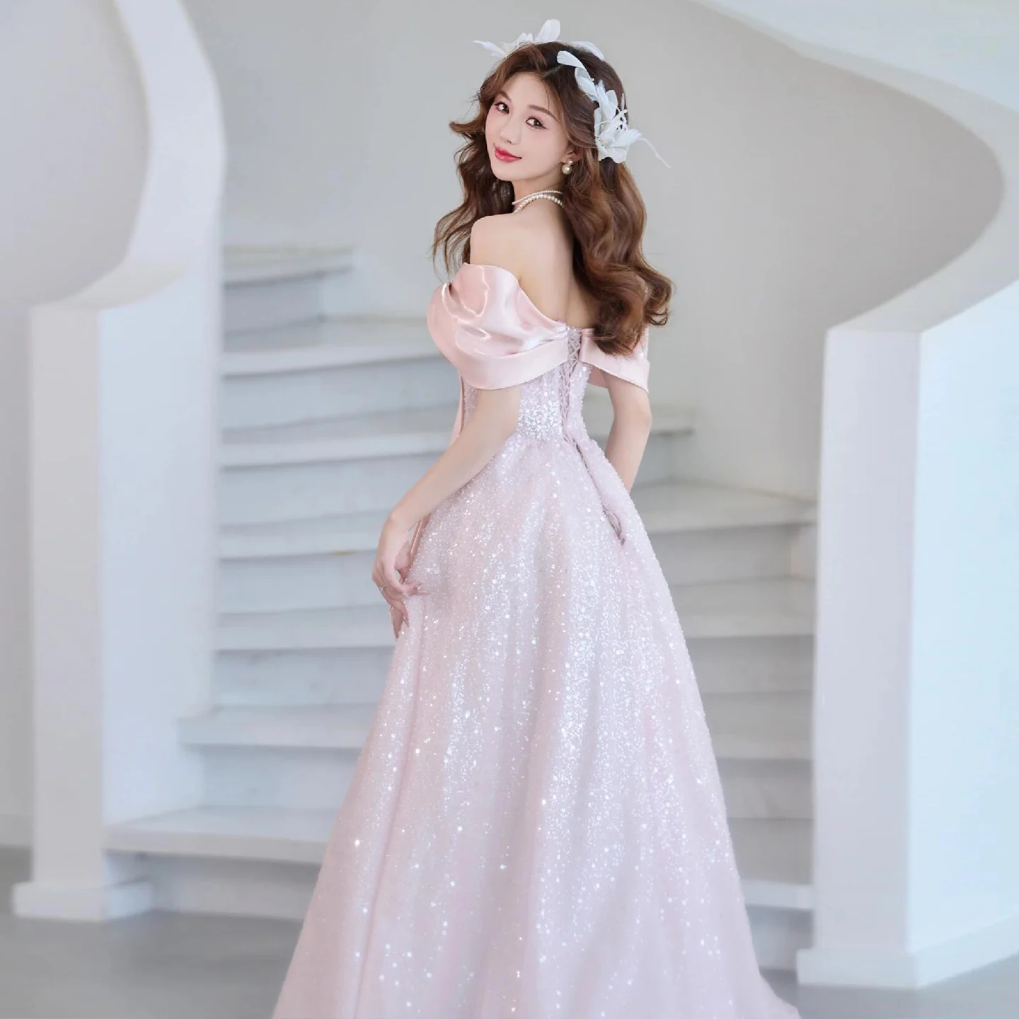 فستان سهرة أحمر الخدود قبالة الكتف فساتين حفلات الساتان مع تول برباط من الخلف فساتين الحفلات خريف 2025