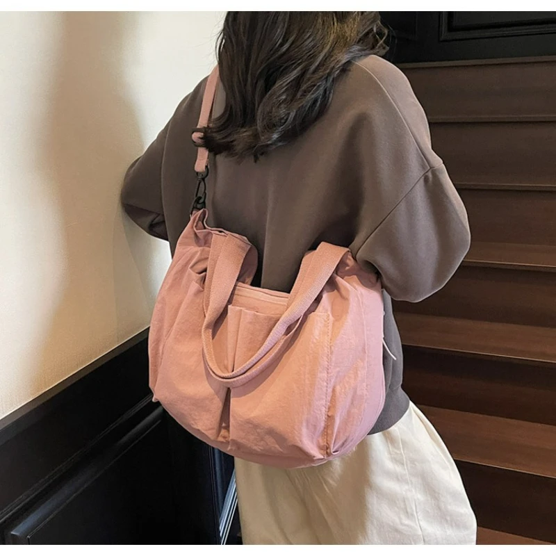 

New Outdoor Commuting Single Shoulder Bag Casual Tote Bag with Large Capacity and Simple Crossbody Bag