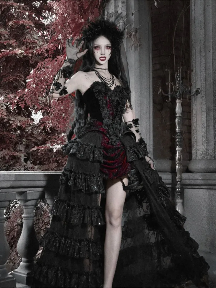

Gothic black and red multi-layered strapless half-length banquet dress