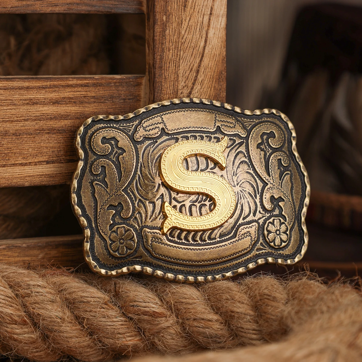 Eine Gürtelschnalle im Western-Stil, aus Metall, mit einer Retro-Gürtelschnalle und einer einzelnen Schnalle mit geprägten Buchstaben. – Detail 20